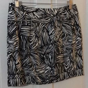 Black and white tropical print mini skirt